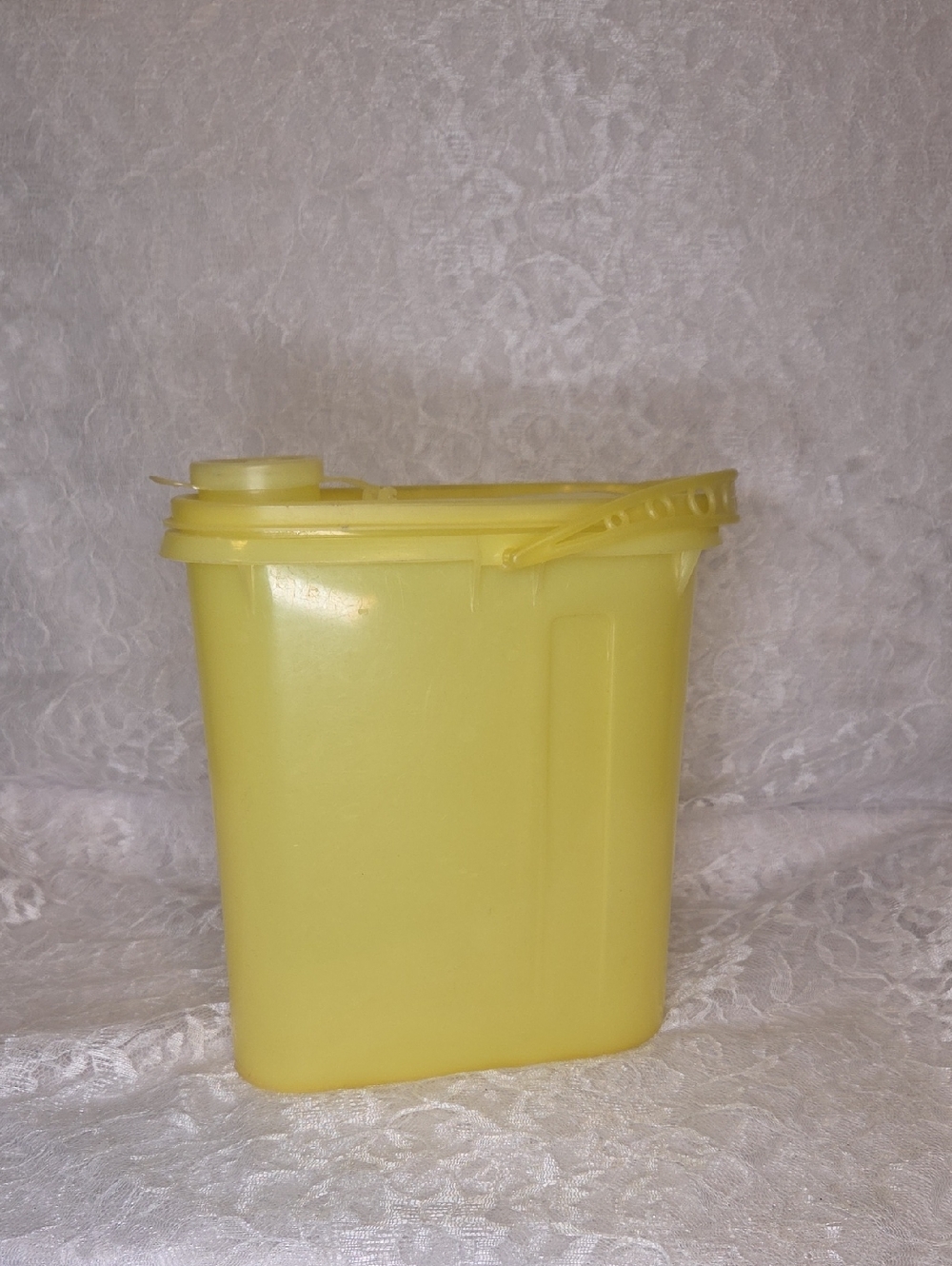 Tupperware: Pitcher With Handle - Picture 3 of 10
